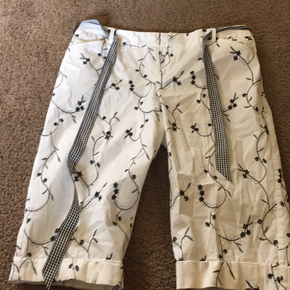 Adorable cuffed capris/Bermuda’s!